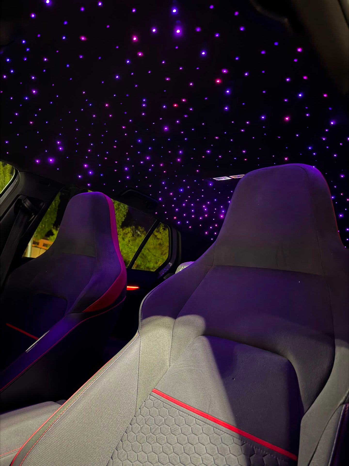 Ejemplo de techo estrellado e iluminación ambiental instalada por DyD AutoHouse